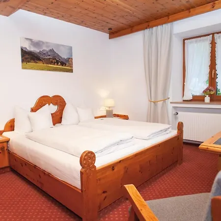 Gastehaus Sonnenheim 게스트하우스 미텐발트